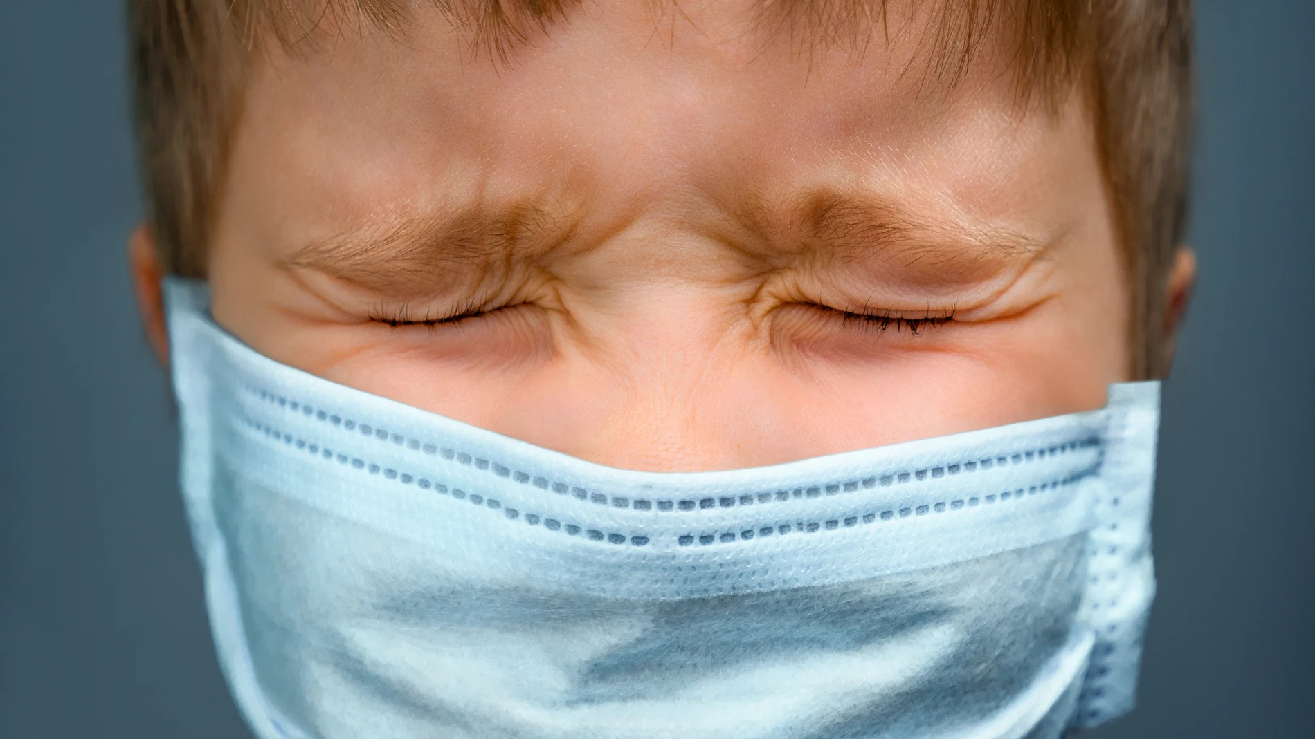 Los gestos involuntarios más típicos son los faciales, como guiñar un ojo, por ejemplo