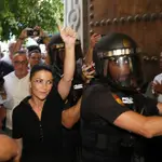 La ex política Macarena Olona (c) intenta acceder a un acto en la facultad de Derecho de Granada