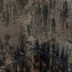 La Xunta aprueba ayudas para reparar daños por incendios forestales del pasado mes de julio. En la imagen, vista de viviendas afectadas por el fuego en el pueblo de A Veiga de Cascallá (Rubiá), en el incendio que arrasó más de 10.500 hectáreas en la comarca de Valdeorras el pasado mes de julio.