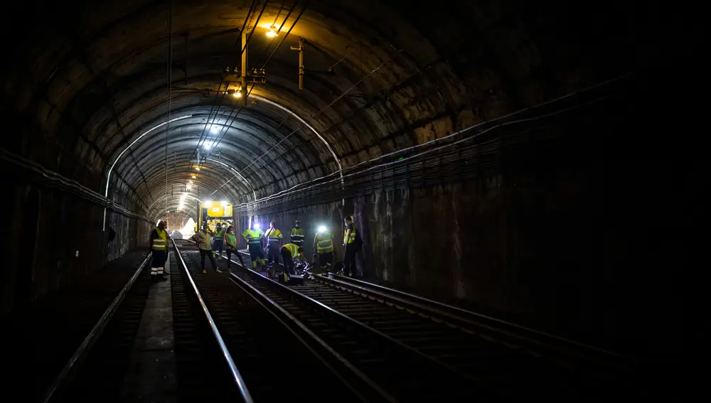 Metro de Madrid, estación de Sainz de Baranda. Reportaje del mantenimiento nocturno del Metro, interviniendo en el cambio de las vías desgastadas.