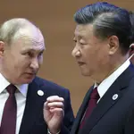 Vladimir Putin habla con el presidente chino Xi Jinping en Samarkanda, Uzbekistan