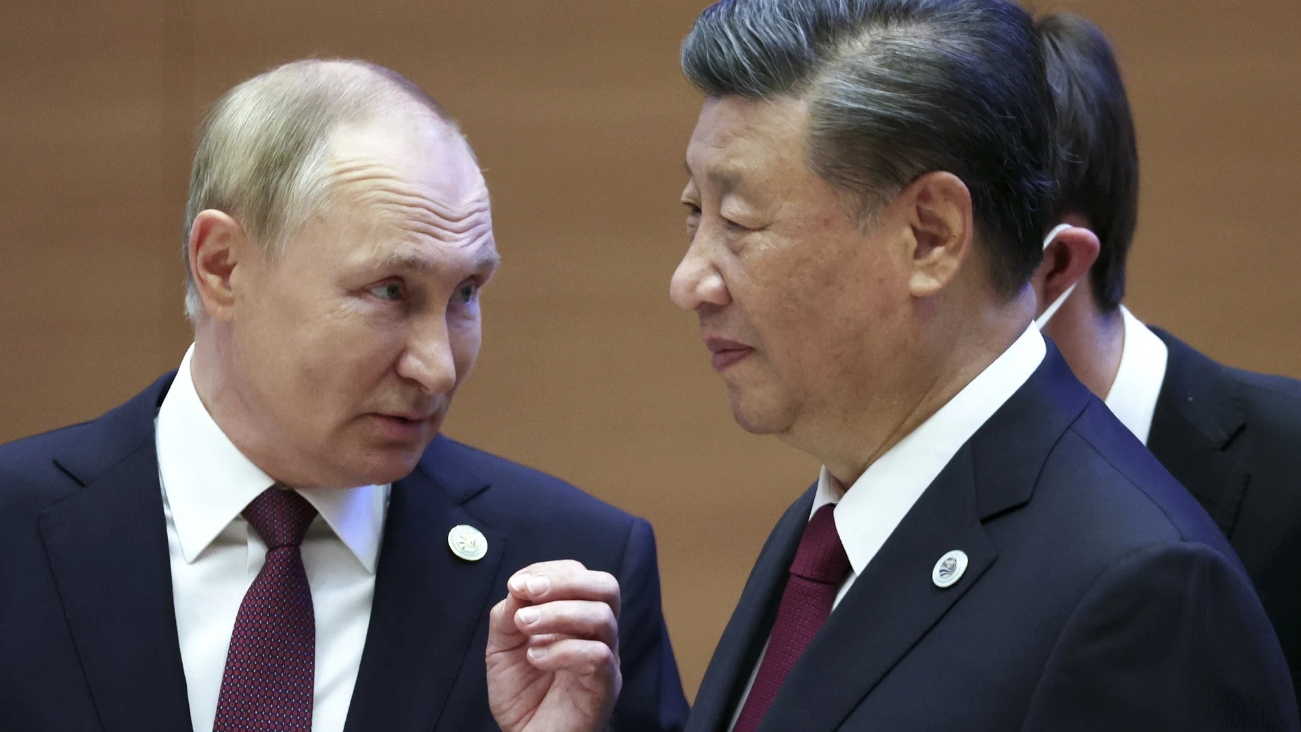 Vladimir Putin habla con el presidente chino Xi Jinping en Samarkanda, Uzbekistan