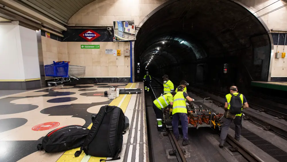 Metro de Madrid, estación de Sainz de Baranda. Reportaje del mantenimiento nocturno del Metro, interviniendo en el cambio de las vías desgastadas.