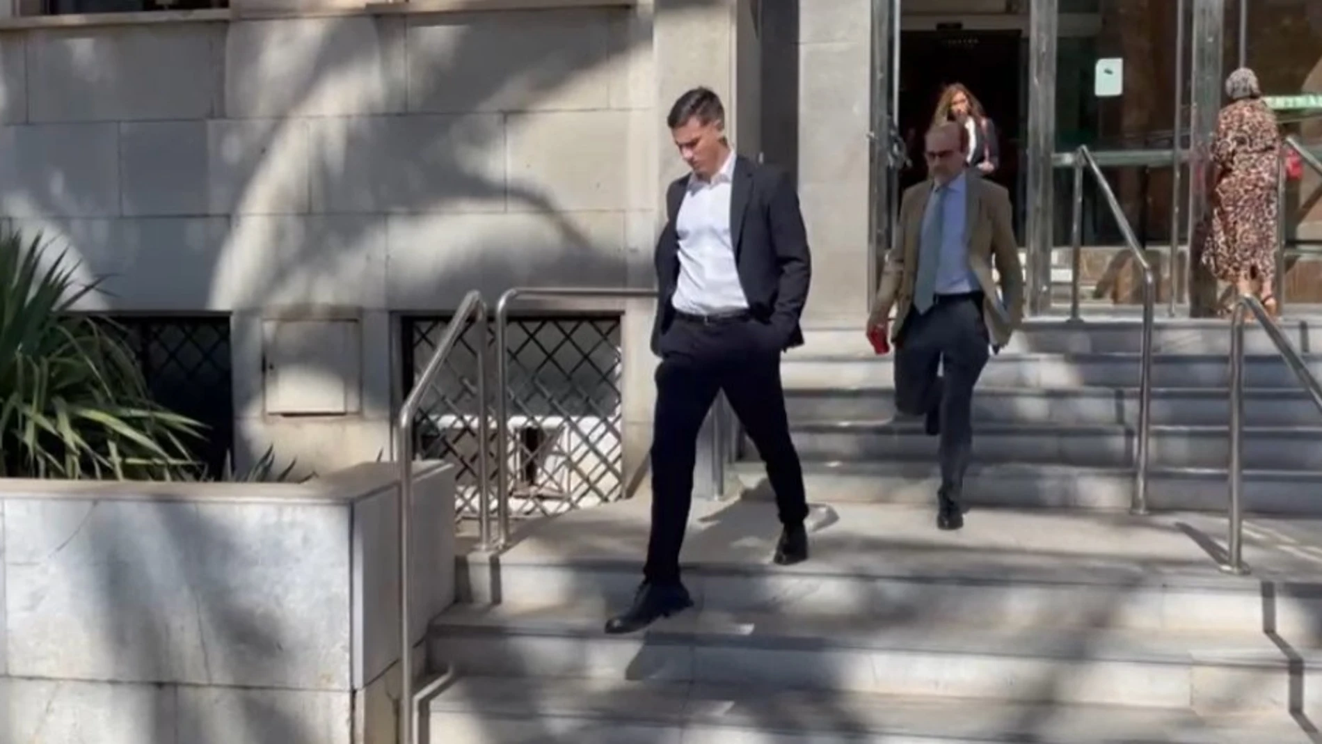 Santi Mina sale de la Audiencia de Almería tras comparecer por sorpresa en persona ante el tribunal. EUROPA PRESS