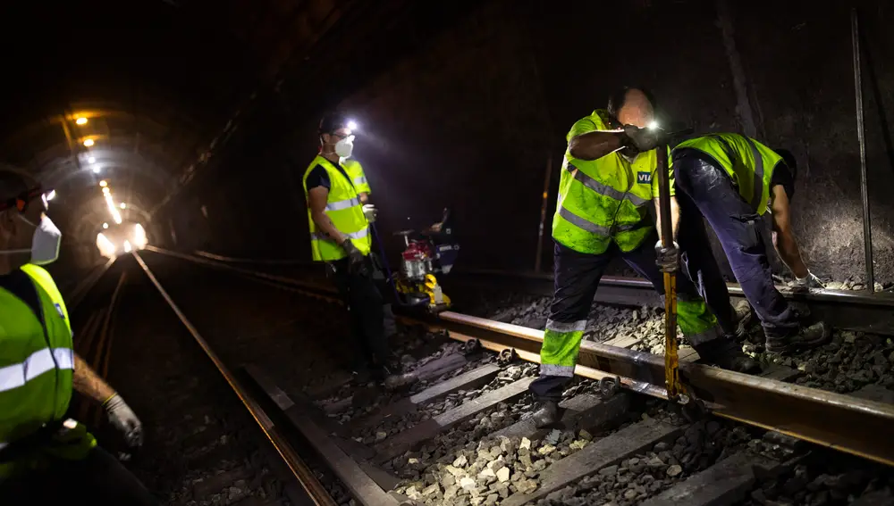 Metro de Madrid, estación de Sainz de Baranda. Reportaje del mantenimiento nocturno del Metro, interviniendo en el cambio de las vías desgastadas.