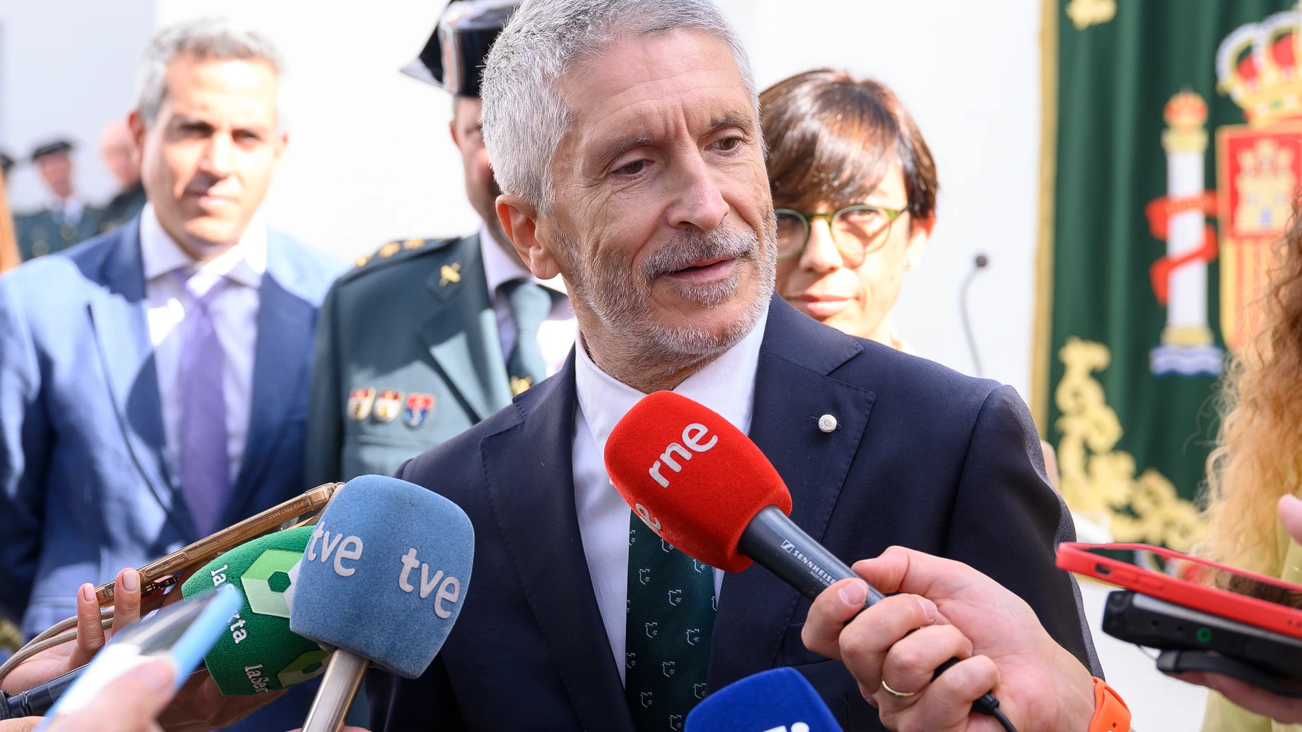 El ministro del Interior, Fernando Grande Marlaska atiende a la prensa durante la inauguración de la ampliación y reforma del cuartel de la Guardia Civil en el municipio cántabro de Potes. EFE/ Pedro Puente Hoyos