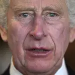 El Rey Carlos III de Gran Bretaña visita la Sala de Operaciones Especiales (SOR) del Servicio de Policía Metropolitana para agradecer a los trabajadores del Servicio de Emergencia por su trabajo y apoyo, antes del funeral de la difunta Reina Isabel II, en la sede de Lambeth en Londres, el sábado 17 de septiembre de 2022. (Carl de Souza/Pool vía AP)