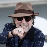 El cantante Joaquín Sabina, posa tras la presentación de su película "Sintiéndolo mucho", de Fernando León de Aranoa. EFE/ Juan Herrero.