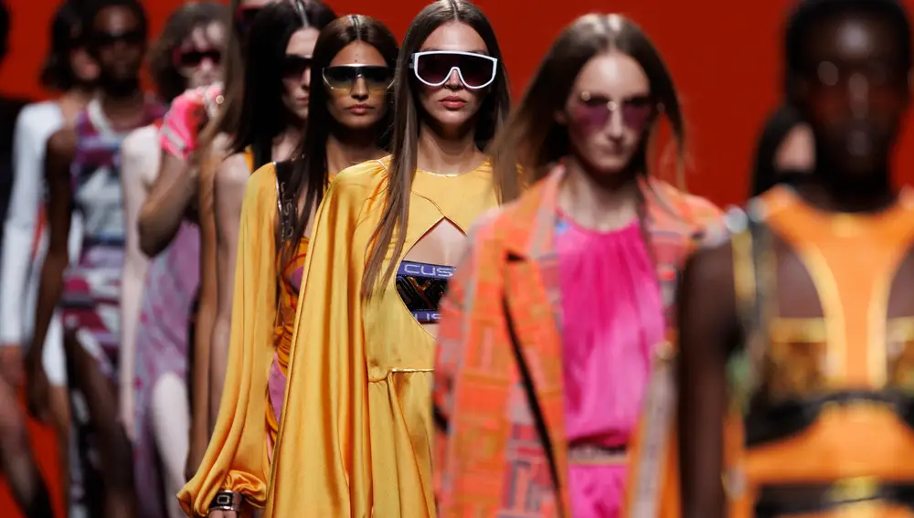 Modelos lucen creaciones de la colección primavera-verano 2023 del diseñador Custo Barcelona, durante la 76ª edición de la pasarela Mercedes Benz Fashion Week Madrid, este sábado en Madrid.