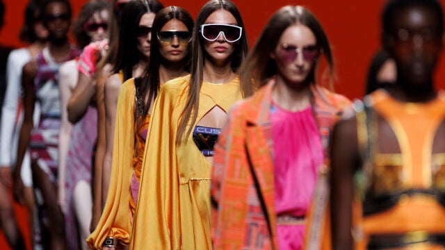 Modelos lucen creaciones de la colección primavera-verano 2023 del diseñador Custo Barcelona, durante la 76ª edición de la pasarela Mercedes Benz Fashion Week Madrid, este sábado en Madrid.