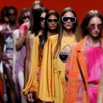Modelos lucen creaciones de la colección primavera-verano 2023 del diseñador Custo Barcelona, durante la 76ª edición de la pasarela Mercedes Benz Fashion Week Madrid, este sábado en Madrid.