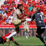 El portero serbio del Real Mallorca Predrag Rajkovic, y el delantero brasileño del Almería Dyego Sousa. EFE/ Cati Cladera