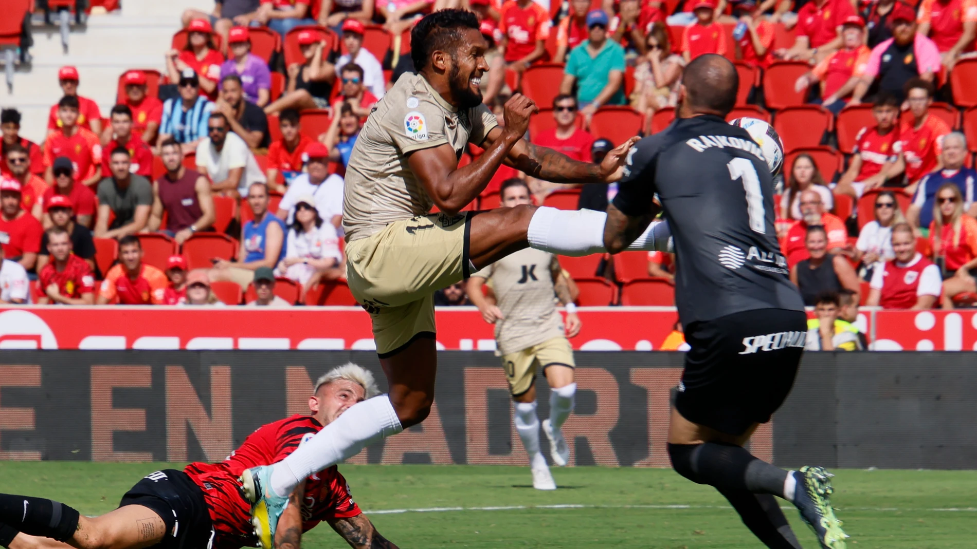 El portero serbio del Real Mallorca Predrag Rajkovic, y el delantero brasileño del Almería Dyego Sousa. EFE/ Cati Cladera