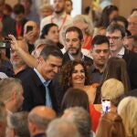El presidente del Gobierno y secretario general del Partido Socialista (PSOE), Pedro Sánchez, y la ministra de Hacienda y Función Pública, María Jesús Montero, saludan a miembros de su partido en el Consejo Político Federal de su formación.