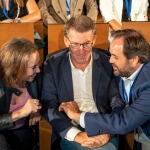 TOLEDO, 17/09/2022.- El presidente del Partido Popular, Alberto Núñez Feijóo, junto a la portavoz del partido en el Congreso, Cuca Gamarra, y el presidente de la formación en Castilla-La Mancha, Paco Núñez, la primera jornada de la 25 reunión Interparlamentaria del PP que pretende sentar las bases del programa del partido, este sábado en Toledo. EFE/Ismael Herrero