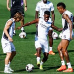 Los jugadores del Real Madrid Modric, Vinicius (c) y Militao (d)durante el entrenamiento realizado este sábado en la Ciudad Deportiva de Valdebebas, en Madrid. EFE/Rodrigo Jiménez