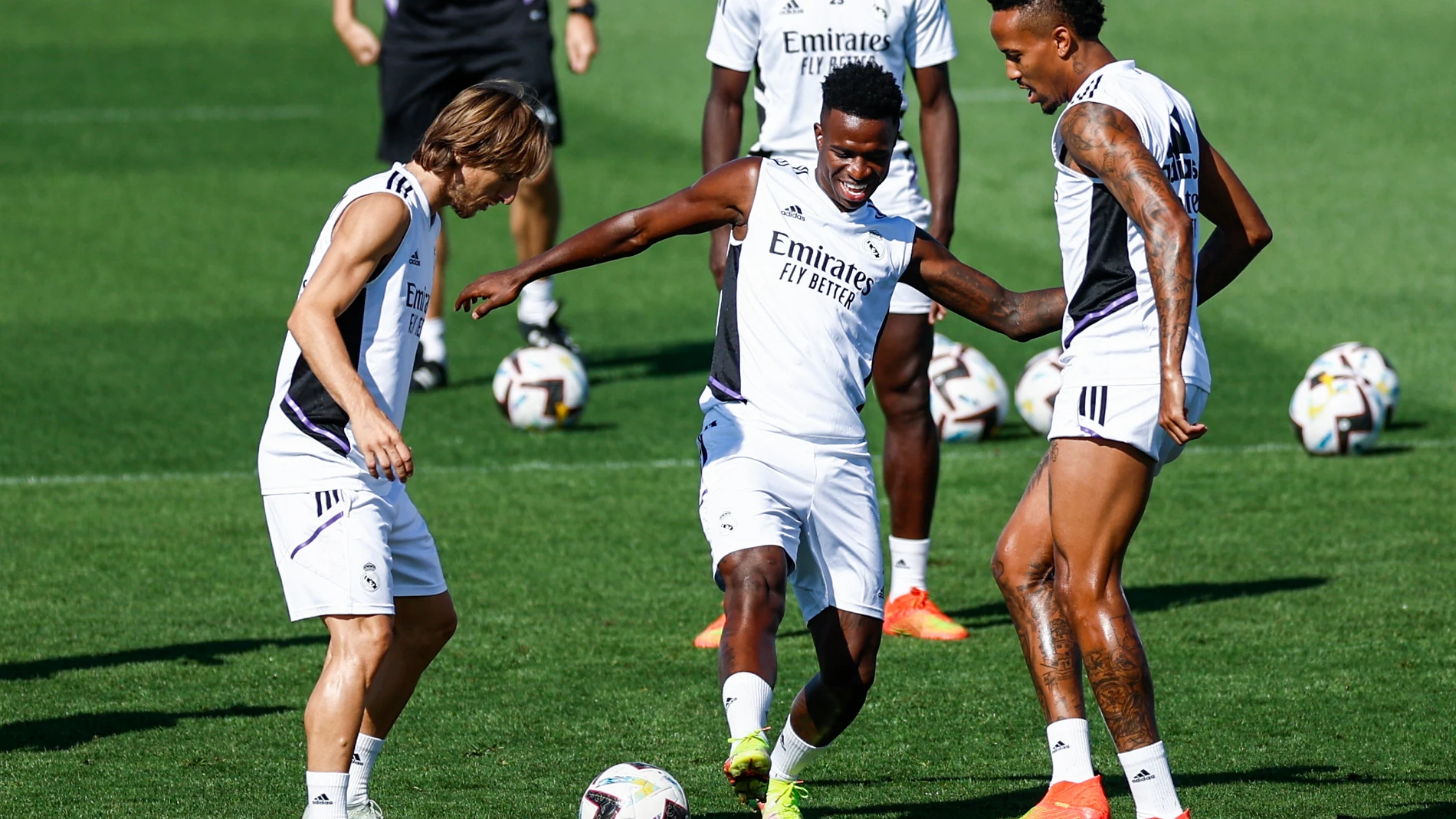 Los jugadores del Real Madrid Modric, Vinicius (c) y Militao (d)durante el entrenamiento realizado este sábado en la Ciudad Deportiva de Valdebebas, en Madrid. EFE/Rodrigo Jiménez