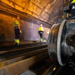 Metro de Madrid, estación de Sainz de Baranda. Reportaje del mantenimiento nocturno del Metro, interviniendo en el cambio de las vías desgastadas.