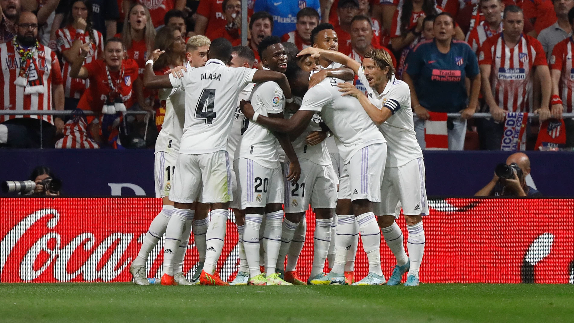 Los jugadores del Real Madrid celebran el tanto de Rodrygo