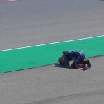 Quartararo, dolorido en el suelo tras su caída con Márquez
