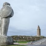Estatua de Breogán, el mítico rey celta de Galicia y padre mitológico de la nación gallega; al fondo, la Torre de Hércules en La Coruña