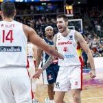 Juancho Hernangómez celebra el triunfo en el Eurobasket junto a su hermano Willy