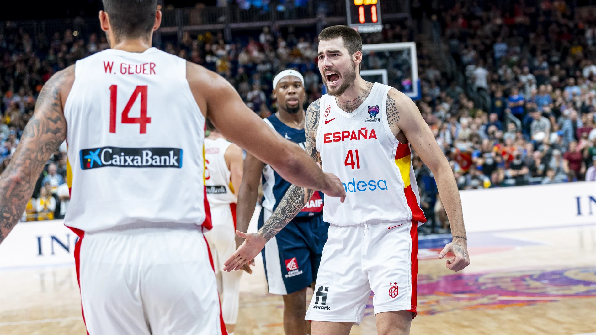 Juancho Hernangómez celebra el triunfo en el Eurobasket junto a su hermano Willy