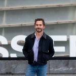 El director de la película, Paco León, posa durante la presentación de la película ‘Rainbow’ en el festival de cine de San Sebastián,