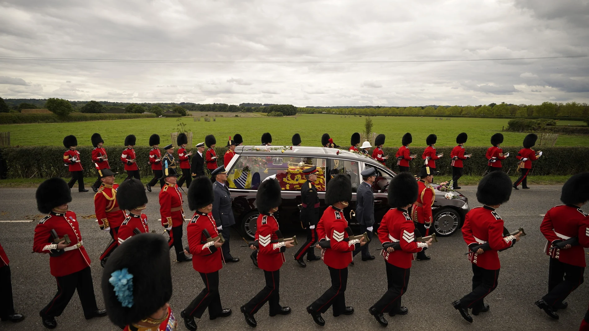 El coche fúnebre de Estado que transporta el féretro de la reina Isabel II, ataviado con el estandarte real con la corona imperial de Estado y el orbe y el cetro de la soberana, circula por Albert Road