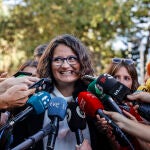 La exvicepresidenta, exportavoz y exconsellera de Igualdad y Políticas, Mónica Oltra, ofrece declaraciones a los medios a su llegada a la Ciudad de la Justicia de Valencia, a 19 de septiembre de 2022, en Valencia, Comunidad Valenciana (España). La exvicepresidenta, exportavoz y exconsellera de Igualdad y Políticas, Mónica Oltra, declara ante el juez como imputada por el presunto encubrimiento de los abusos sexuales que cometió su exmarido sobre una menor tutelada y por los que él está condenado a cinco años de prisión, en una sentencia recurrida ante el Tribunal Supremo. Oltra está imputada junto a otros 13 investigados, altos cargos que trabajan en el departamento que ella dirigía, por la gestión del caso de abusos a la menor. El alto tribunal citó a declarar en julio a Oltra y tras la noticia la exvicepresidenta decidió renunciar a todos sus cargos públicos, incluida el acta de diputada. En el procedimiento se investiga el presunto e