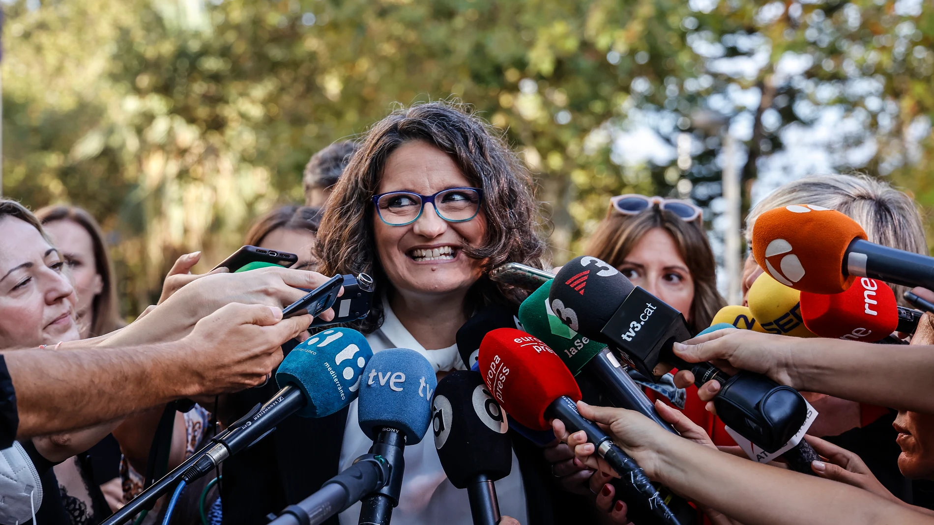 La exvicepresidenta, exportavoz y exconsellera de Igualdad y Políticas, Mónica Oltra, ofrece declaraciones a los medios a su llegada a la Ciudad de la Justicia de Valencia, a 19 de septiembre de 2022, en Valencia, Comunidad Valenciana (España). La exvicepresidenta, exportavoz y exconsellera de Igualdad y Políticas, Mónica Oltra, declara ante el juez como imputada por el presunto encubrimiento de los abusos sexuales que cometió su exmarido sobre una menor tutelada y por los que él está condenado a cinco años de prisión, en una sentencia recurrida ante el Tribunal Supremo. Oltra está imputada junto a otros 13 investigados, altos cargos que trabajan en el departamento que ella dirigía, por la gestión del caso de abusos a la menor. El alto tribunal citó a declarar en julio a Oltra y tras la noticia la exvicepresidenta decidió renunciar a todos sus cargos públicos, incluida el acta de diputada. En el procedimiento se investiga el presunto e