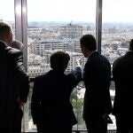 El alcalde de Madrid, José Luis Martínez-Almeida (2i, delante), ayer, durante la presentación del proyecto Madrid 360 Solar