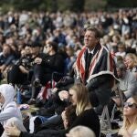 Ciudadanos siguen el funeral de Estado en una de las pantallas gigantes habilitadas en el parque Hyde Park en Londres