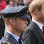 Los príncipes Guillermo y Harry durante la marcha por las calles de Londres