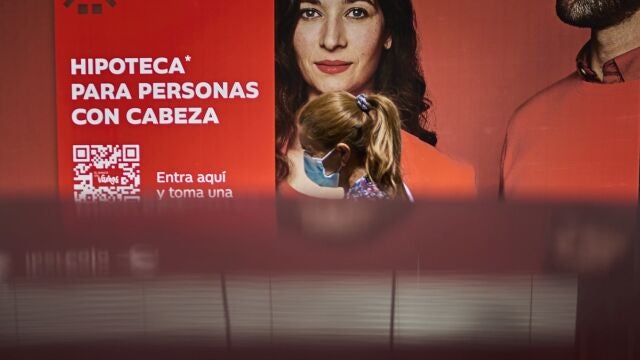 Una oficina del banco Santander con publicidad de hipotecas en su fachada
