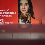 Una oficina del banco Santander con publicidad de hipotecas en su fachada