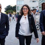 La exvicepresidenta, exportavoz y exconsellera de Igualdad y Políticas, Mónica Oltra, junto a sus abogados, Miguel Ferrer (i) y Daniel Sala (d), a su salida de un juicio en la Ciudad de la Justicia de Valencia