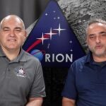 Los ingenieros de la NASA Eduardo García Llama y Carlos García-Galán en su vídeo al colegio Nuestra Señora del Carmen. EDUARDO GARCÍA LLAMA/CARLOS GARCÍA