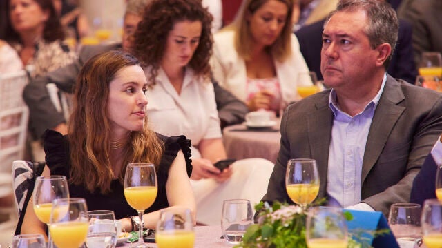 La directora de Desarrollo de Negocios de Europa Press, Candela Martín de Cabiedes, junto al secretario general del PSOE de Andalucía y portavoz del Grupo Parlamentario Socialista, Juan Espadas. Joaquín Corchero / Europa Press