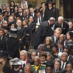 El presidente Joe Biden, a la derecha, toma asiento junto a su mujer a su llegada a la Abadía de Westminster