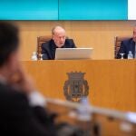 El presidente de la Diputación, Fernando Rodríguez Villalobos (c), durante la sesión extraordinaria de la Diputación Provincial de Sevilla. María José López / Europa Press