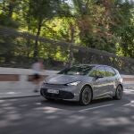 Un Cupra Born e-Boost circulando por Madrid