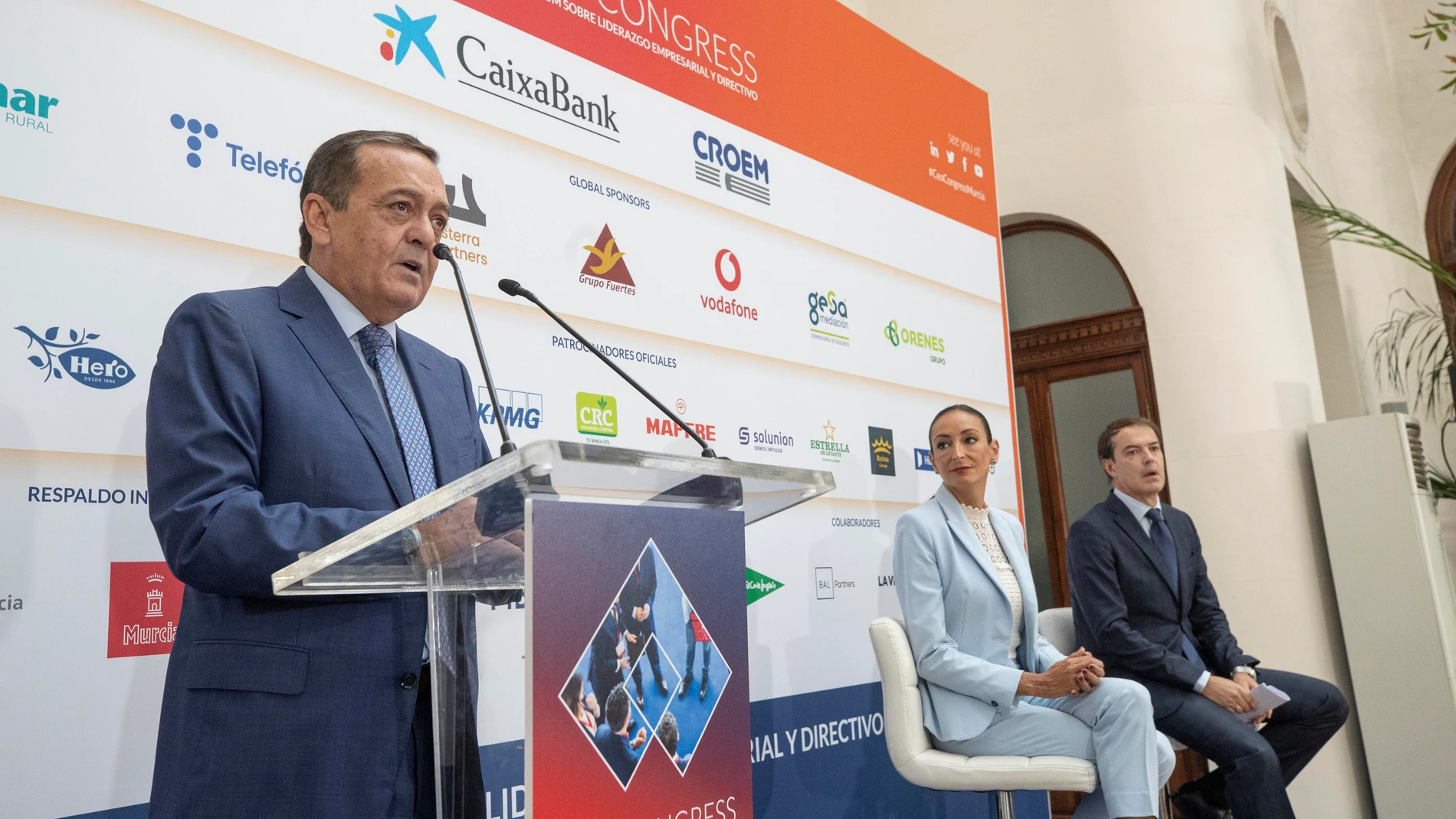 El presidente de los empresarios murcianos, José María Albarracín (i), interviene este lunes en el casino de Murcia en el acto de presentación del CEO Congress, el tercer fórum sobre liderazgo empresarial y directivo, que se celebrará en próximo 16 de noviembre.