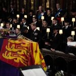 Miembros de la familia real permanecen junto al féretro de la reina Isabel II en la capilla de San Jorge del castillo de Windsor