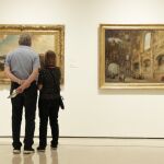 Dos personas disfrutan de una visita al Museo Carmen Thyssen de Málaga