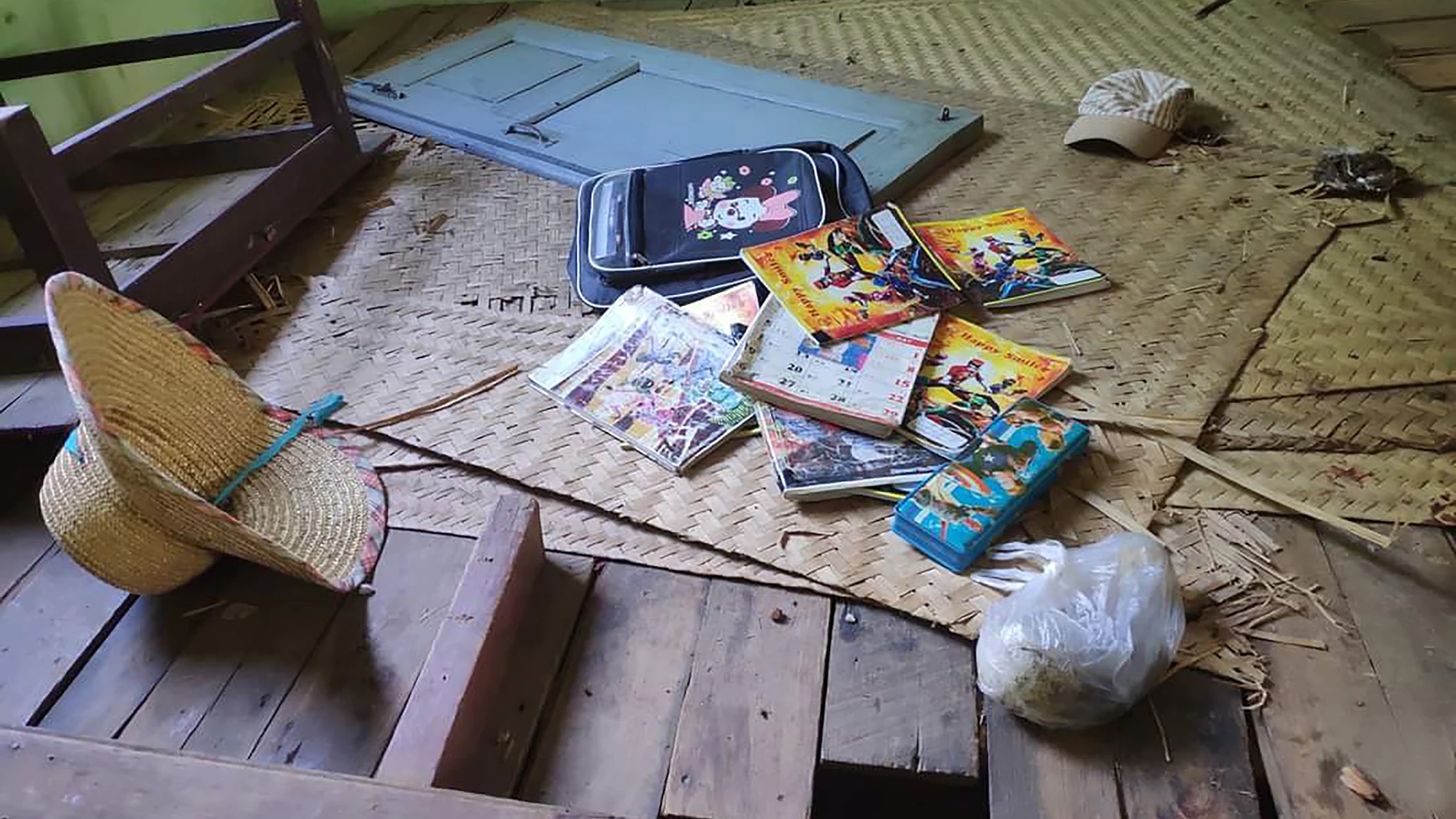 Libros y mochilas abandonados en la escuela que atacó el Ejército birmano en Let Yet Kone