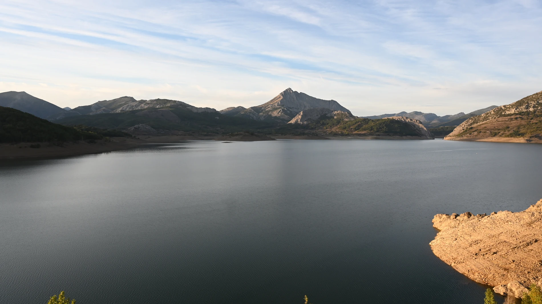 Vista del embalse del Porma (León) hace diez días