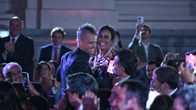 El chef Dabiz Muñóz, junto a su mujer Cristina Pedroche, en el momento en que ha recibido el premio al mejor cocinero del mundo por segundo año consecutivo, en la entrega de los premios internacionales ‘The Best Chef’, en el Palacio de Cibeles, a 20 de septiembre de 2022, en Madrid (España). Charlas, mesas redondas, ponencias y clases magistrales a cargo de alguno de los actores más importantes de la escena gastronómica mundial, han tenido lugar en diferentes puntos como el Casino de Madrid, el Teatro Goya o la Galería de Cristal del Palacio de Cibeles desde el pasado domingo 18 de septiembre hasta hoy, 20 de septiembre que se celebra la gala de entrega de los premios que eligen al mejor cocinero del mundo. 20 SEPTIEMBRE 2022;THE BEST CHEF;CIBELES Fernando Sánchez / Europa Press 20/09/2022