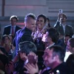 El chef Dabiz Muñóz, junto a su mujer Cristina Pedroche, en el momento en que ha recibido el premio al mejor cocinero del mundo por segundo año consecutivo, en la entrega de los premios internacionales ‘The Best Chef’, en el Palacio de Cibeles, a 20 de septiembre de 2022, en Madrid (España). Charlas, mesas redondas, ponencias y clases magistrales a cargo de alguno de los actores más importantes de la escena gastronómica mundial, han tenido lugar en diferentes puntos como el Casino de Madrid, el Teatro Goya o la Galería de Cristal del Palacio de Cibeles desde el pasado domingo 18 de septiembre hasta hoy, 20 de septiembre que se celebra la gala de entrega de los premios que eligen al mejor cocinero del mundo. 20 SEPTIEMBRE 2022;THE BEST CHEF;CIBELES Fernando Sánchez / Europa Press 20/09/2022