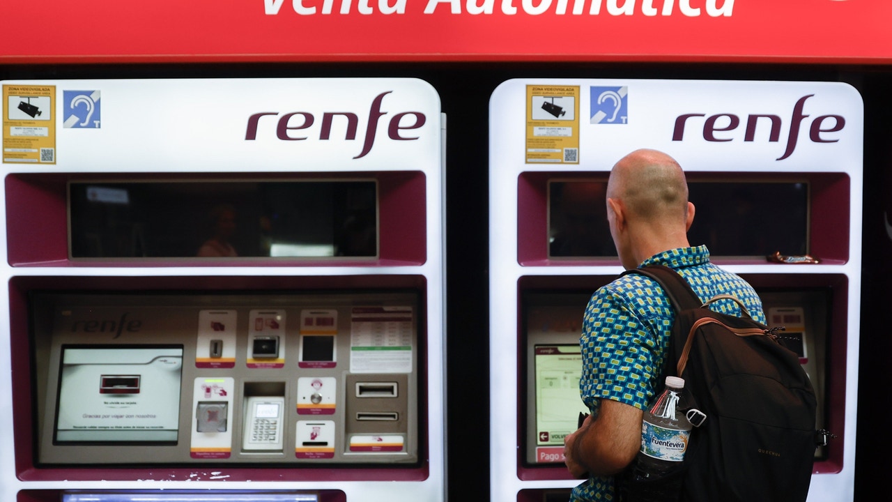 Coca-Cola prueba en Escocia máquinas expendedoras inversas que recompensan a los estudiantes por reciclar